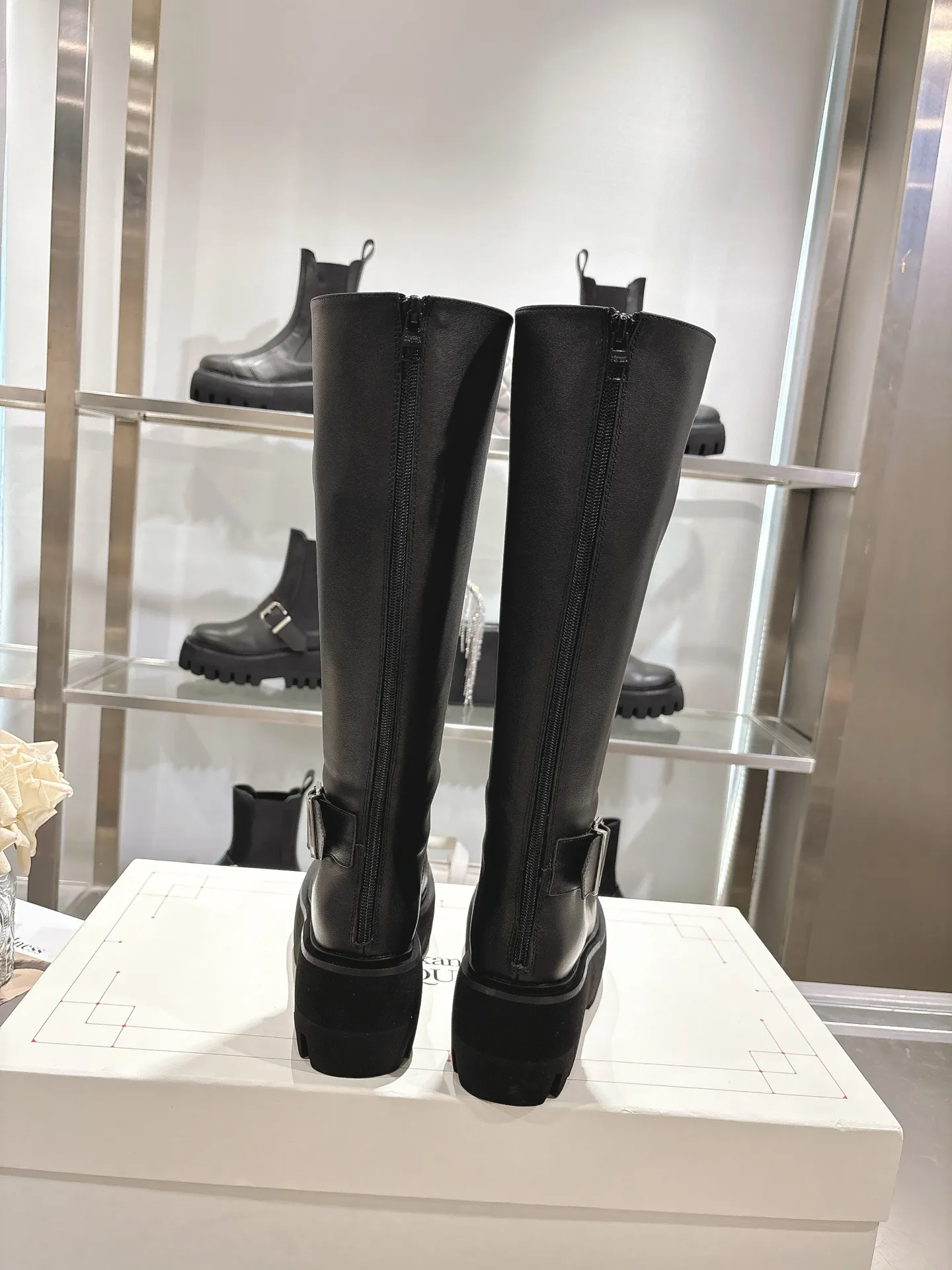 👟👟Ex-factory price 1000👟👟 The official website is synchronized with MCQUEEN/McQueen 2025 autumn and winter Sofa Chelsea boots. Silver metal buckle on the side of the shoe. Equipped with light flange and several layers of combined outsole. 6 cm thickness. Heel pull-on process. Black calfskin fabric. Women 35-40.